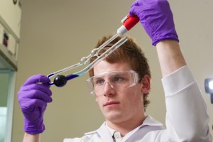 男子持有毛細(xì)管粘度計(jì)